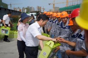 市委副書記、市長錢三雄等一行慰問奮戰(zhàn)在高溫一線建設工人